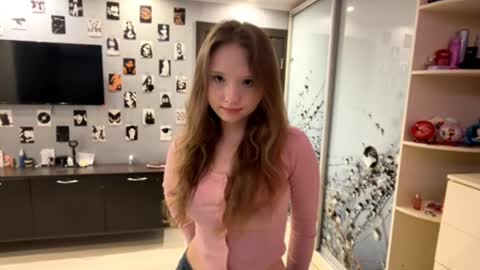 Snapshot of willenasow chatting on April 2, 3:31 pm Olivia online show from April 2, 3:31 pm