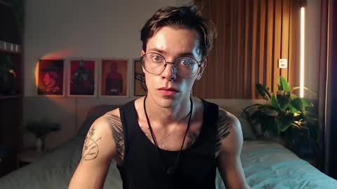 Snapshot of william_henry_a chatting on April 8, 12:27 pm William online show from April 8, 12:27 pm