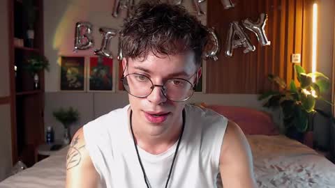Snapshot of william_henry_a chatting on May 6, 12:43 pm William online show from May 6, 12:43 pm