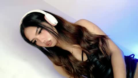 LE XI online show from December 1, 5:01 am