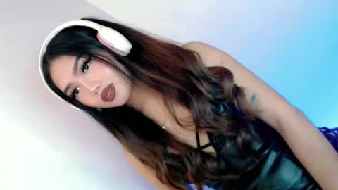 LE XI online show from December 4, 2:37 pm