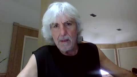 Snapshot of winedog2020 chatting on April 20, 5:43 am Gundja Man online show from April 20, 5:43 am