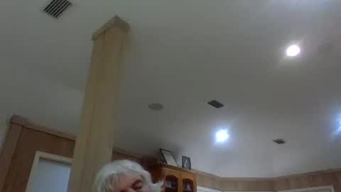 Snapshot of winedog2020 chatting on April 22, 2:25 am Gundja Man online show from April 22, 2:25 am