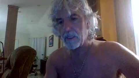 Snapshot of winedog2020 chatting on April 27, 3:15 am Gundja Man online show from April 27, 3:15 am