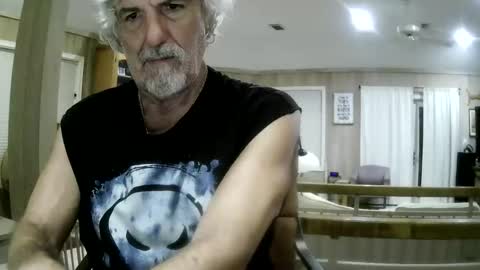 Snapshot of winedog2020 chatting on May 17, 1:03 am Gundja Man online show from May 17, 1:03 am