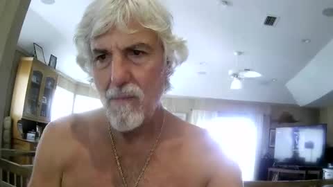 Snapshot of winedog2020 chatting on May 17, 2:24 pm Gundja Man online show from May 17, 2:24 pm
