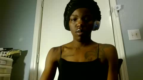 Snapshot of wishhwashy22 chatting on February 21, 3:56 am Chanel online show from February 21, 3:56 am