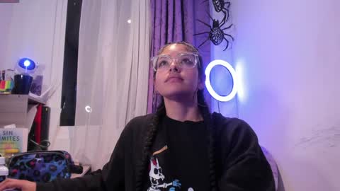 Snapshot of witchofhearts chatting on December 22, 5:12 am Luna Violeta A r t i s t online show from December 22, 5:12 am