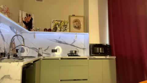 Isobelle online show from January 24, 12:20 pm