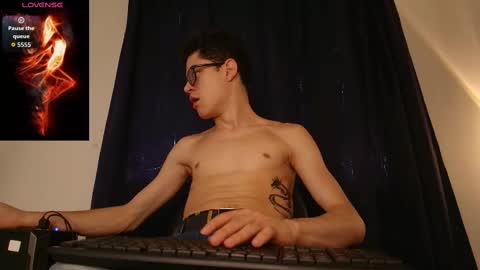 Snapshot of wolfan_sky chatting on October 7, 11:51 am W O L F online show from October 7, 11:51 am