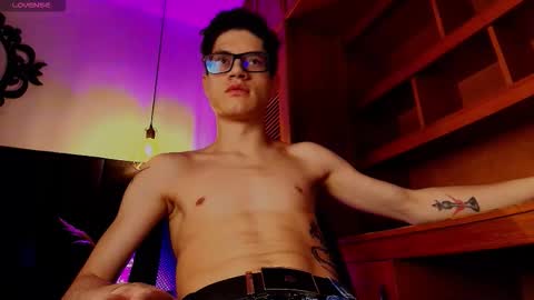 Snapshot of wolfan_sky chatting on October 29, 11:45 am W O L F online show from October 29, 11:45 am