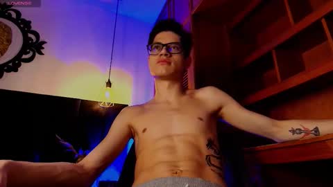 Snapshot of wolfan_sky chatting on October 31, 11:44 am W O L F online show from October 31, 11:44 am