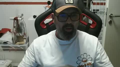 Snapshot of womenizzeer chatting on December 5, 7:16 am Adam online show from December 5, 7:16 am