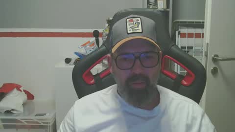 Snapshot of womenizzeer chatting on December 6, 7:54 am Adam online show from December 6, 7:54 am