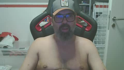 Snapshot of womenizzeer chatting on December 6, 11:00 am Adam online show from December 6, 11:00 am