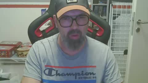 Snapshot of womenizzeer chatting on December 11, 9:01 pm Adam online show from December 11, 9:01 pm