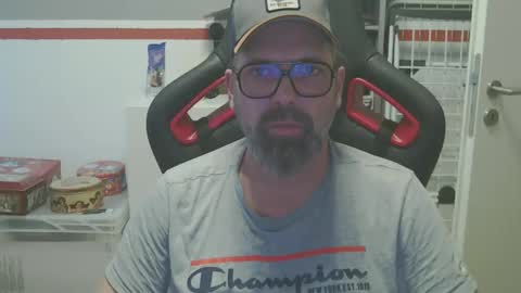 Snapshot of womenizzeer chatting on December 13, 8:41 am Adam online show from December 13, 8:41 am