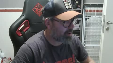 Snapshot of womenizzeer chatting on February 21, 8:29 am Adam online show from February 21, 8:29 am