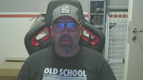 Snapshot of womenizzeer chatting on March 12, 10:17 pm Adam online show from March 12, 10:17 pm