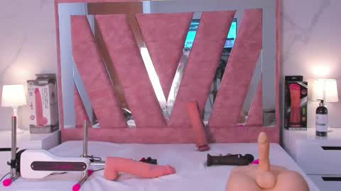 Snapshot of wonderkloe_ chatting on February 12, 8:15 pm wonderkloe_ online show from February 12, 8:15 pm
