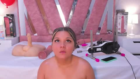 Snapshot of wonderkloe_ chatting on February 17, 7:42 pm wonderkloe_ online show from February 17, 7:42 pm