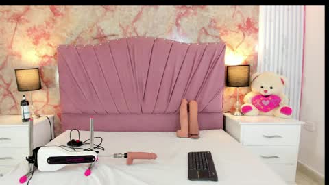 Snapshot of wonderkloe_ chatting on April 9, 8:25 pm wonderkloe_ online show from April 9, 8:25 pm