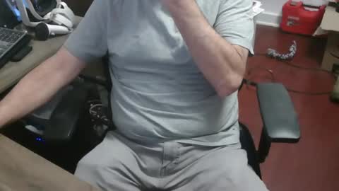 Snapshot of woodworker6473 chatting on February 19, 12:17 am woodworker6473 online show from February 19, 12:17 am