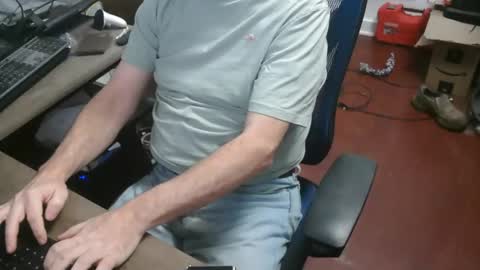 Snapshot of woodworker6473 chatting on February 24, 12:30 am woodworker6473 online show from February 24, 12:30 am