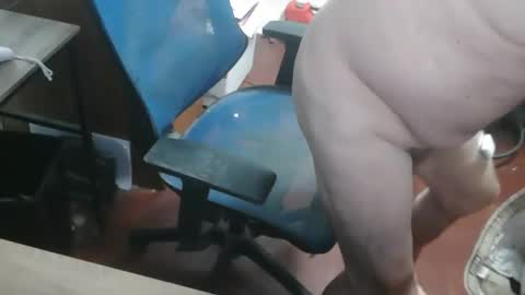 Snapshot of woodworker6473 chatting on April 14, 12:05 am woodworker6473 online show from April 14, 12:05 am