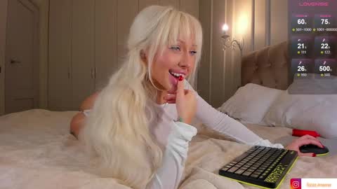 Snapshot of wow_peach_girl chatting on December 23, 3:23 pm Liza online show from December 23, 3:23 pm