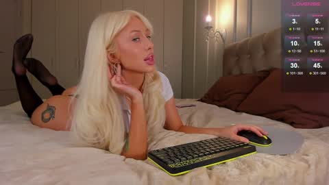 Snapshot of wow_peach_girl chatting on January 26, 1:04 pm Liza online show from January 26, 1:04 pm