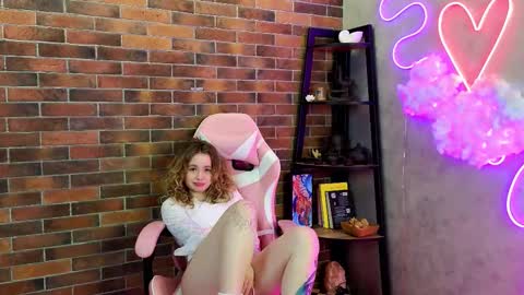 Snapshot of wowbritney chatting on November 4, 6:18 pm wowbritney online show from November 4, 6:18 pm