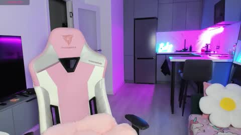 Emi online show from October 7, 4:04 pm