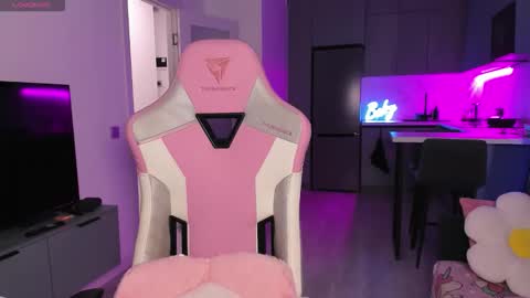 Emi online show from October 20, 4:07 pm