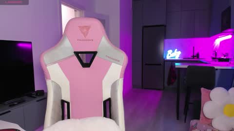 Emi online show from December 18, 4:02 pm