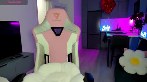 Snapshot of wowlovie666 chatting on February 24, 4:10 am Emi online show from February 24, 4:10 am