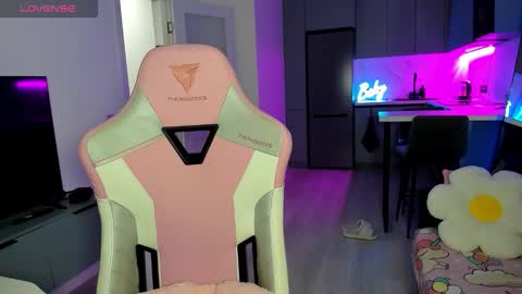 Snapshot of wowlovie666 chatting on March 9, 4:05 am Emi online show from March 9, 4:05 am