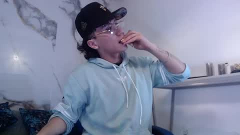 Snapshot of xandergrey8 chatting on May 20, 7:31 pm xandergrey8 online show from May 20, 7:31 pm
