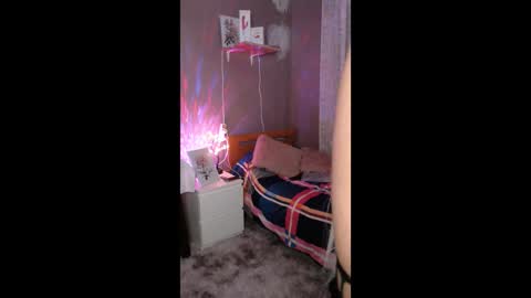 Snapshot of xararouxxx chatting on October 5, 7:34 pm S A R A 100K followers online show from October 5, 7:34 pm