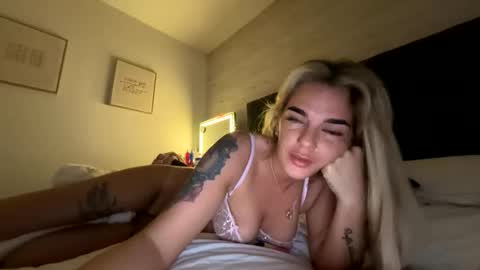 Snapshot of xbabycazxx chatting on April 6, 9:49 pm xbabycazxx online show from April 6, 9:49 pm