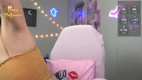 Snapshot of xclusivesecrets chatting on October 6, 5:43 pm spoil me here  online show from October 6, 5:43 pm