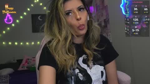 Snapshot of xclusivesecrets chatting on October 17, 7:44 am spoil me here  online show from October 17, 7:44 am