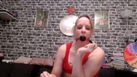 Snapshot of xhotmilf87x chatting on February 5, 9:41 pm Milfi online show from February 5, 9:41 pm