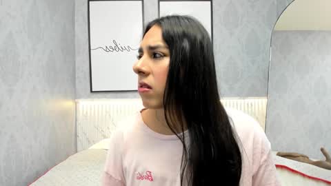 Snapshot of ximenahott_ chatting on October 7, 10:01 am Yoy online show from October 7, 10:01 am