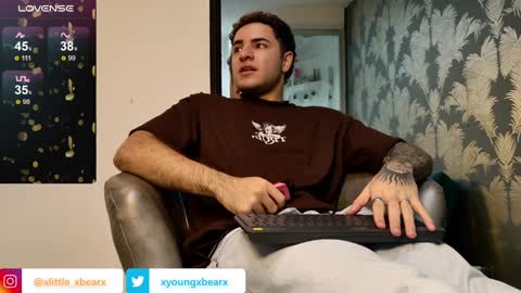 Snapshot of xlittle_xbearx chatting on December 18, 2:10 am Kev online show from December 18, 2:10 am