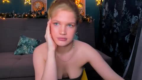 Chloe online show from December 19, 5:08 pm