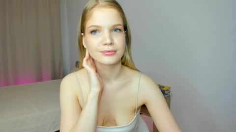 Snapshot of xloe_queen chatting on April 21, 9:59 am Chloe online show from April 21, 9:59 am