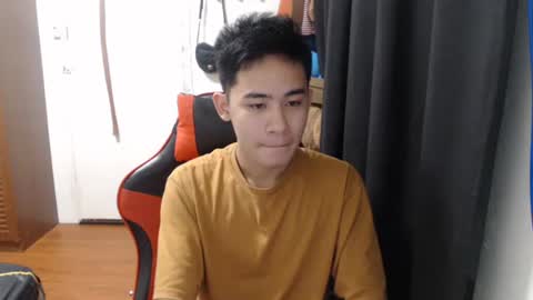 Snapshot of xluminous chatting on December 4, 10:35 am MIKAEL online show from December 4, 10:35 am