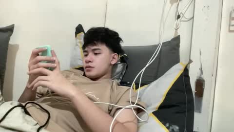 Snapshot of xluminous chatting on December 3, 2:37 pm MIKAEL online show from December 3, 2:37 pm