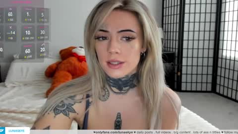 Snapshot of xlunaskye chatting on March 6, 12:54 am online show from March 6, 12:54 am